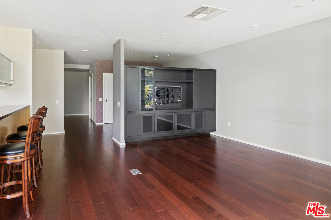 1155 S Grand Ave Unit: 525