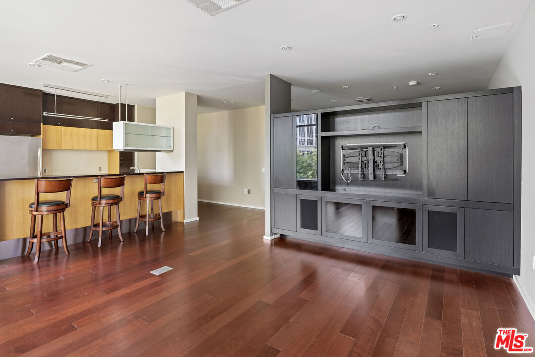 1155 S Grand Ave Unit: 525