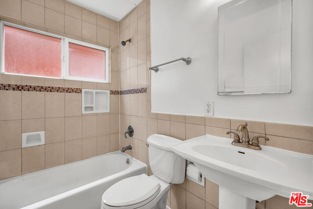 1648 Edgecliffe Dr Unit: 1