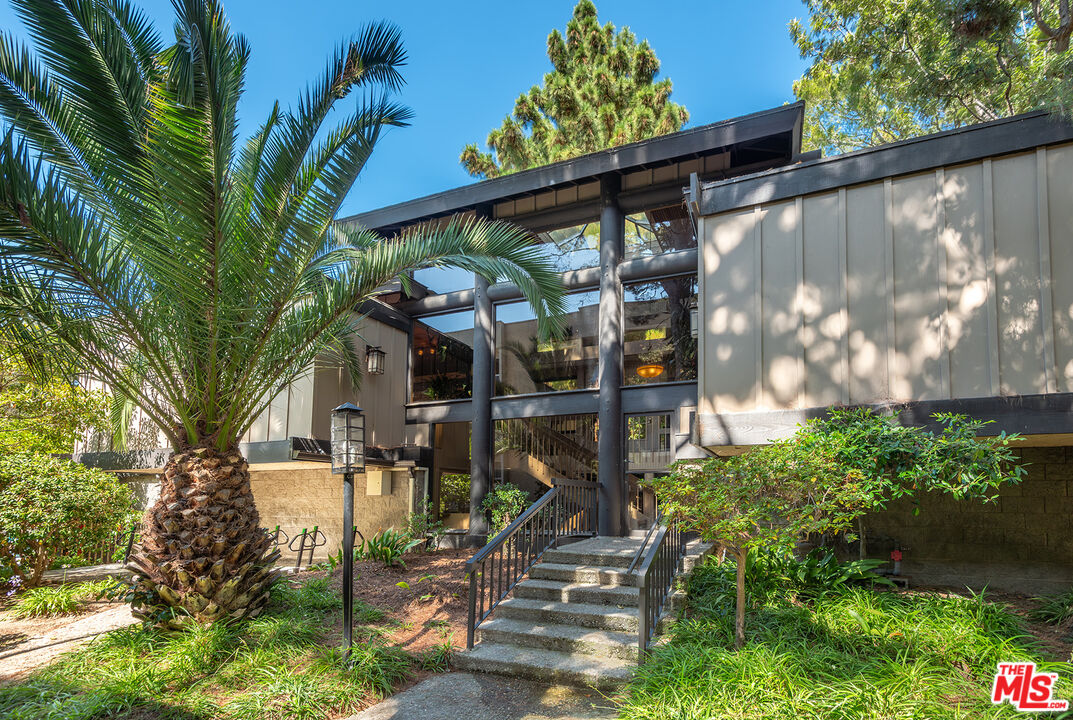 7211 Raintree Cir Unit: 211