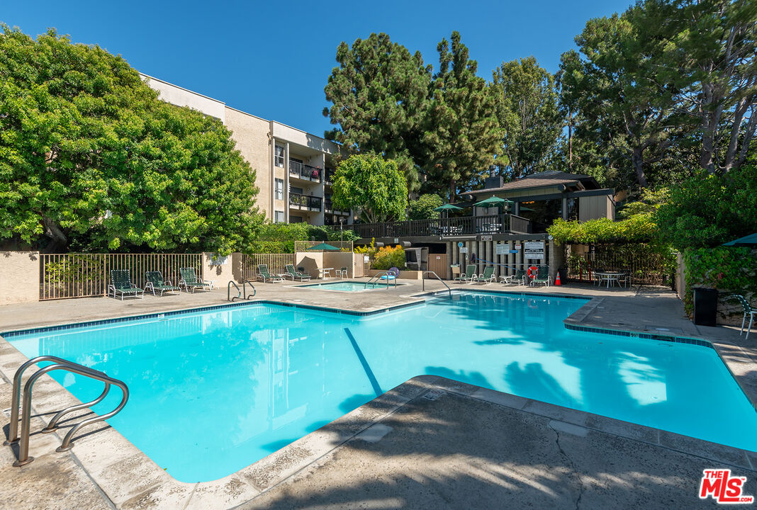 7211 Raintree Cir Unit: 211