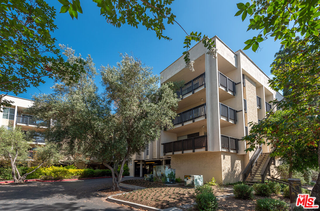 7211 Raintree Cir Unit: 211