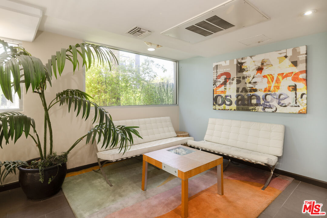 4702 Fulton Ave Unit: 304