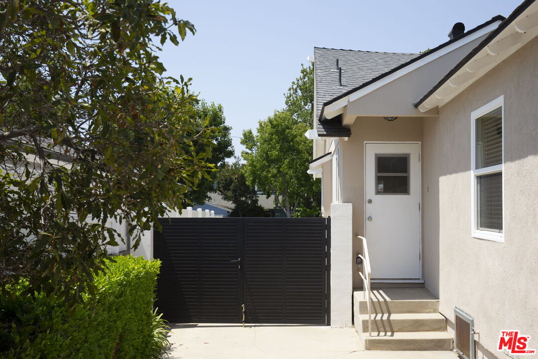 6130 Flores Ave