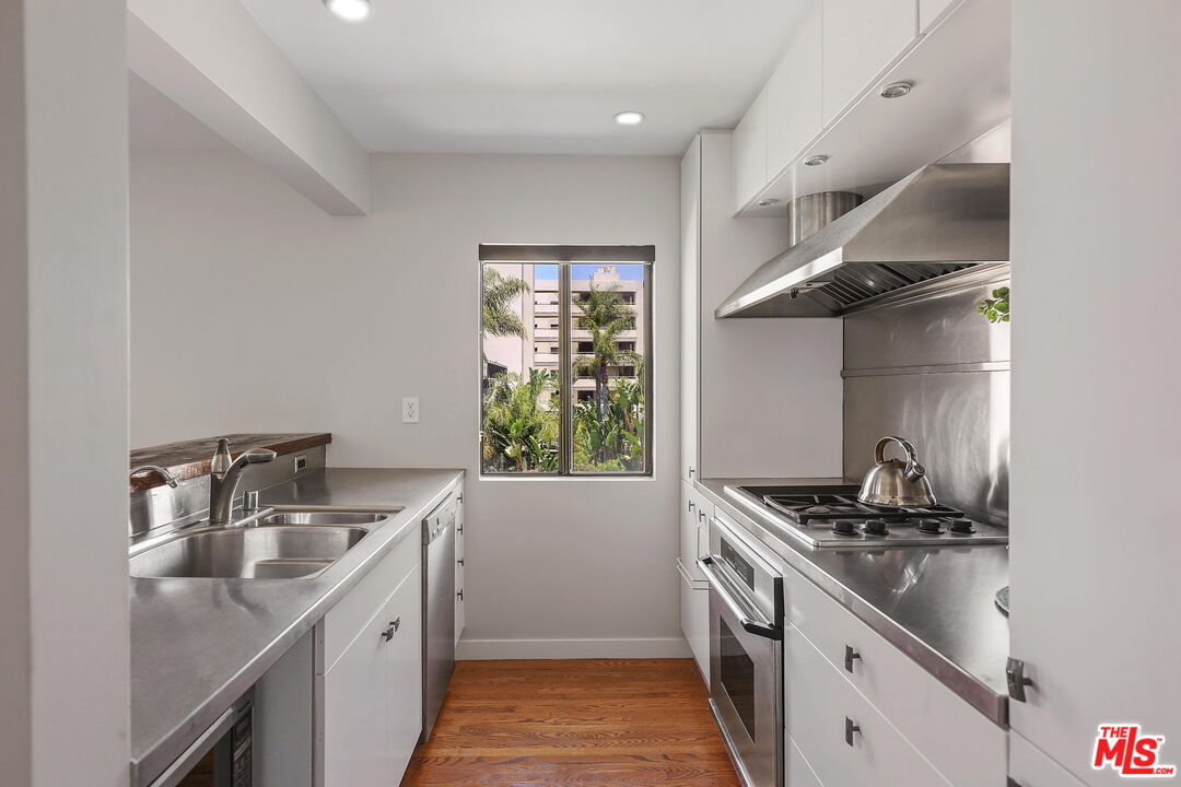 833 OCEAN AVE Unit: 302