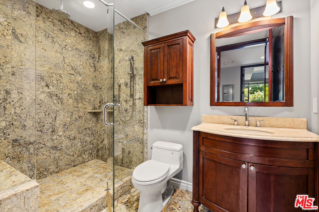 632 N Kings Rd Unit: 102