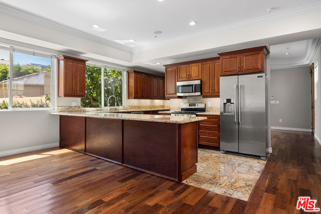 632 N Kings Rd Unit: 102