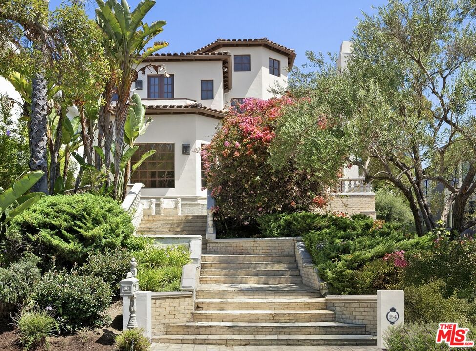 154 N Carmelina Ave