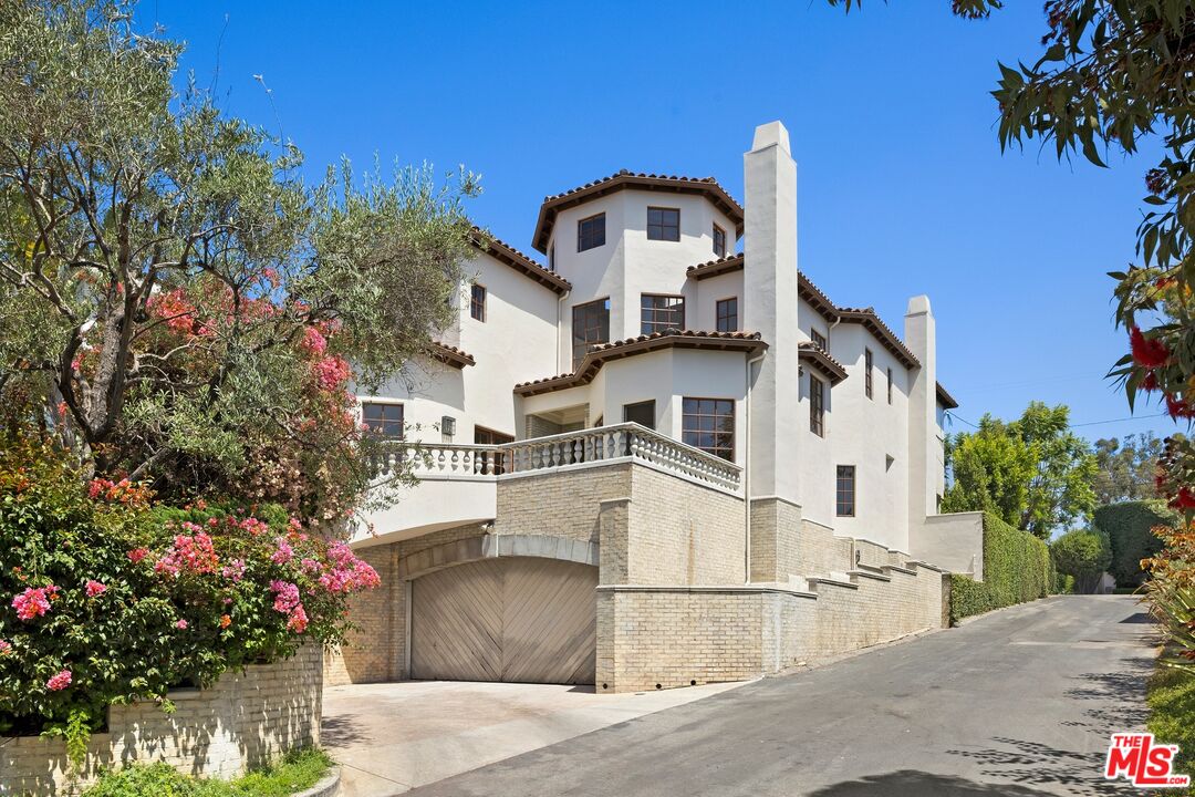 154 N Carmelina Ave