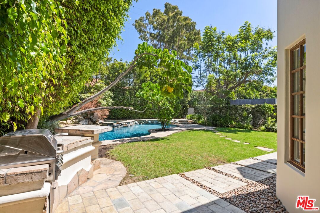 154 N Carmelina Ave