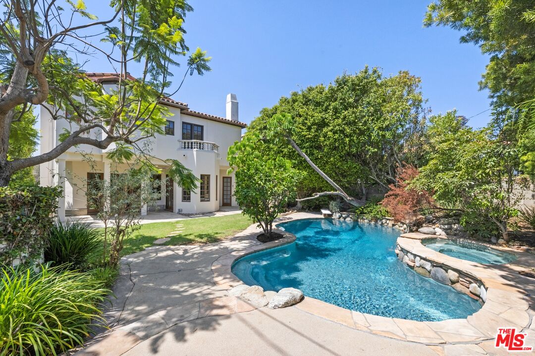 154 N Carmelina Ave