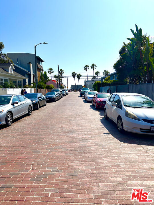 27 18th Ave