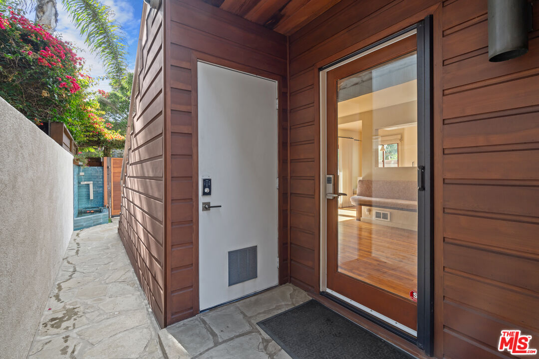 27 18th Ave
