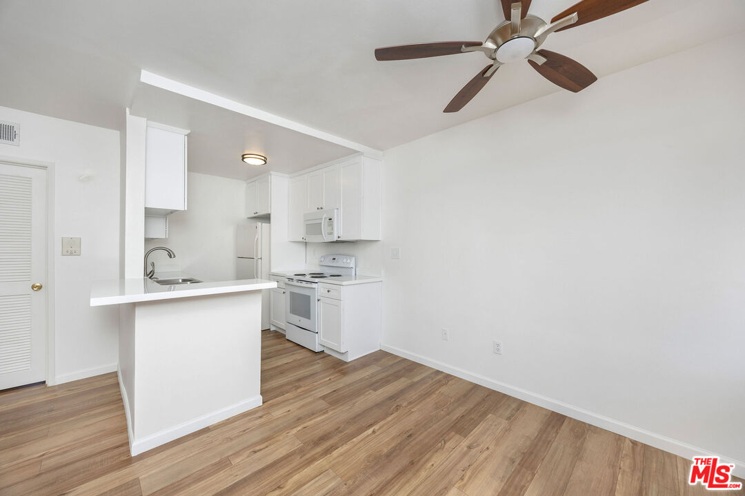 12801 Moorpark St Unit: 313