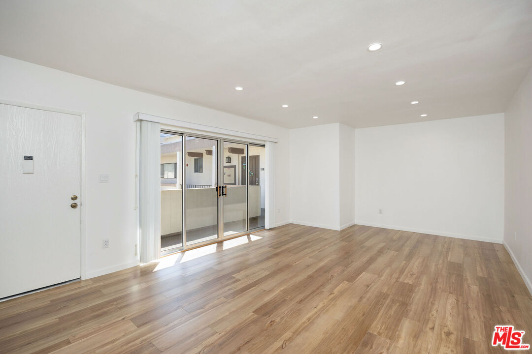 12801 Moorpark St Unit: 313