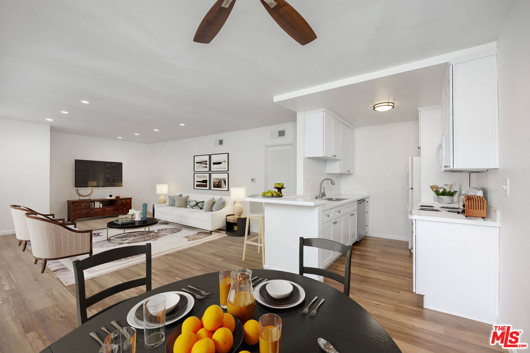 12801 Moorpark St Unit: 313