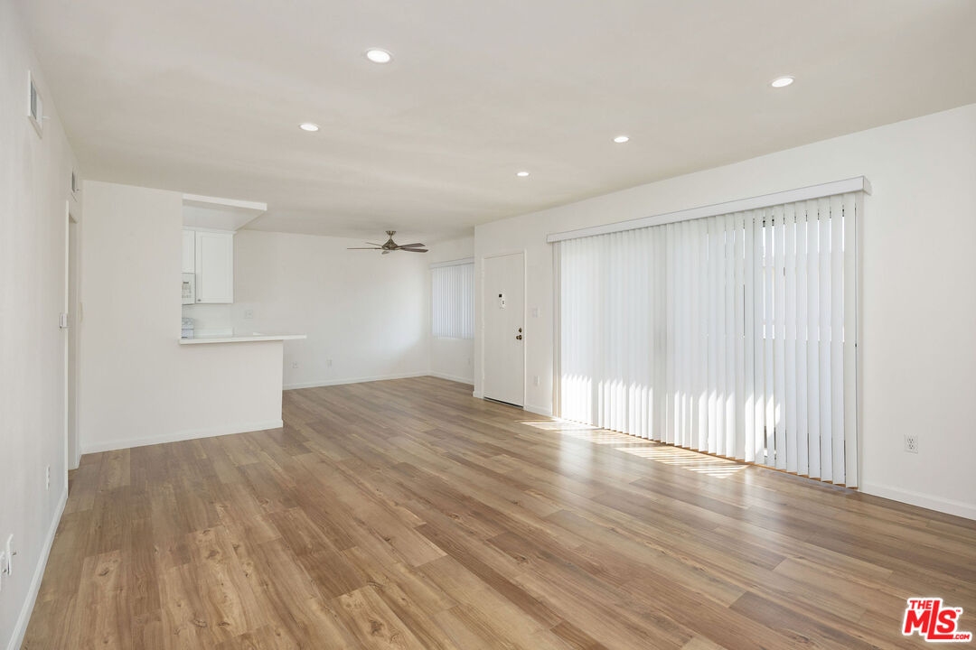 12801 Moorpark St Unit: 313