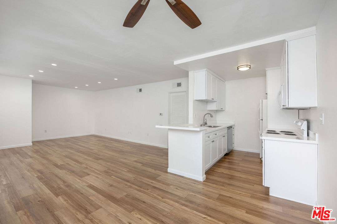 12801 Moorpark St Unit: 313