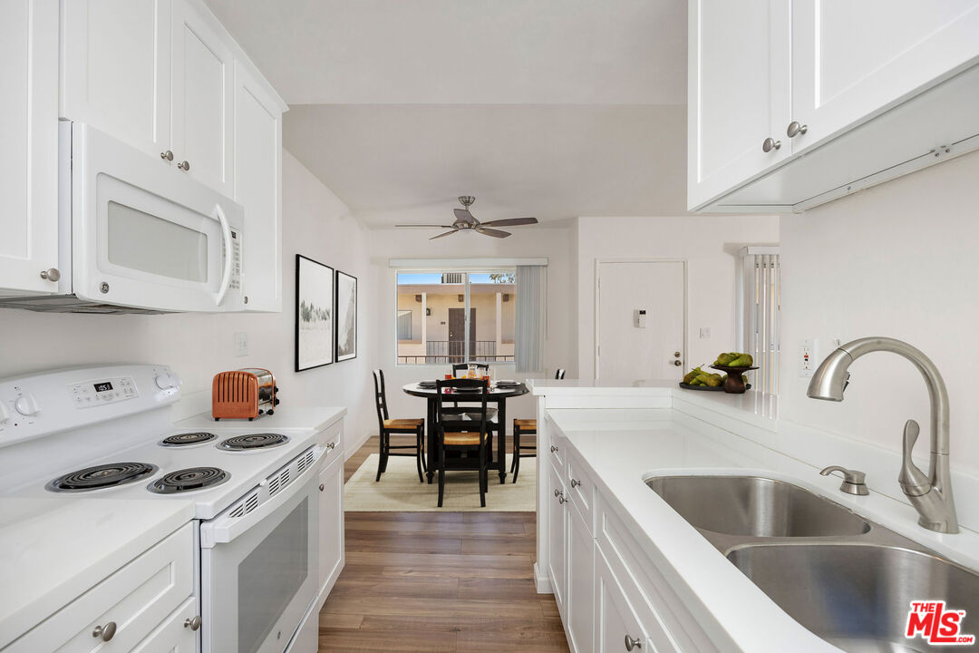 12801 Moorpark St Unit: 313