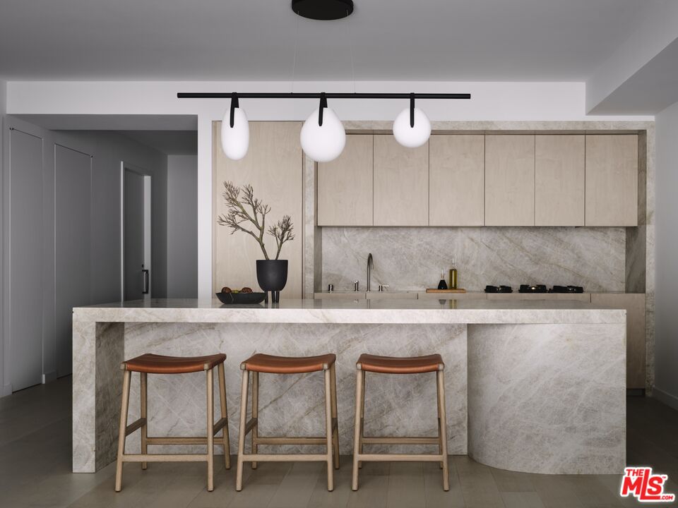 9200 Wilshire Blvd Unit: 301W