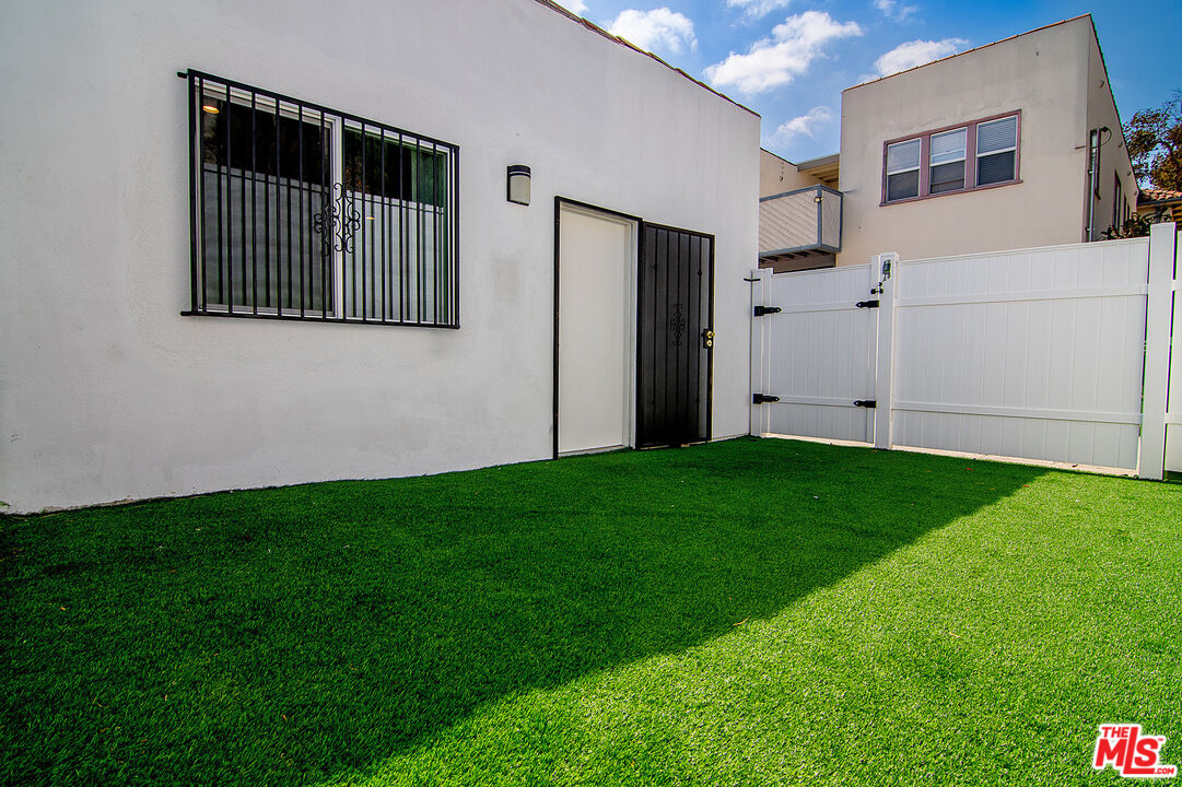 162 S Sycamore Ave Unit: 162 1/2