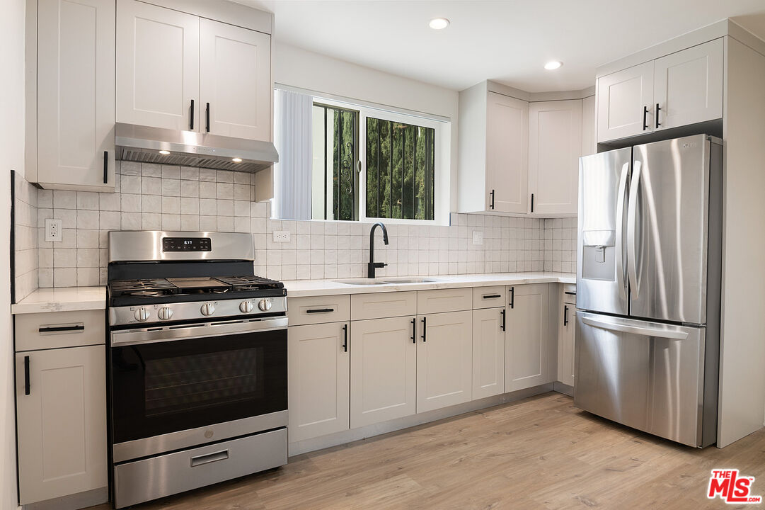 162 S Sycamore Ave Unit: 162 1/2