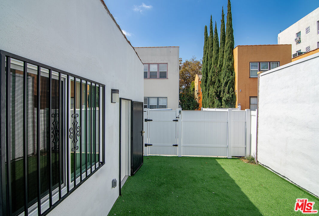 162 S Sycamore Ave Unit: 162 1/2