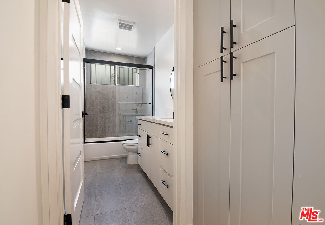 162 S Sycamore Ave Unit: 162 1/2