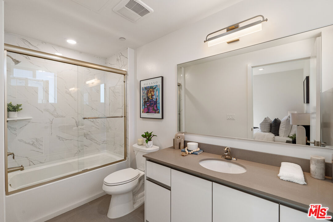 1759 N Gower St Unit: 402