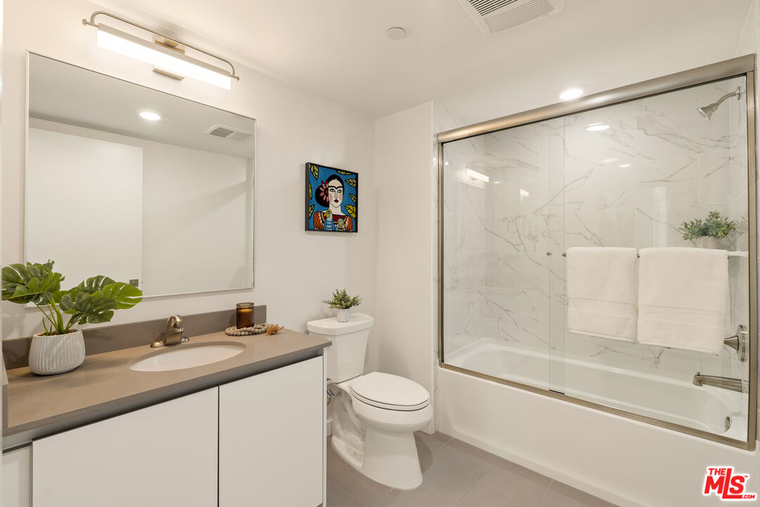 1759 N Gower St Unit: 402