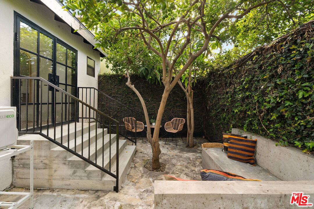 3039 Vineyard Ave