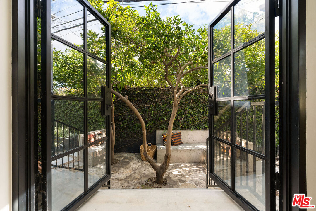 3039 Vineyard Ave