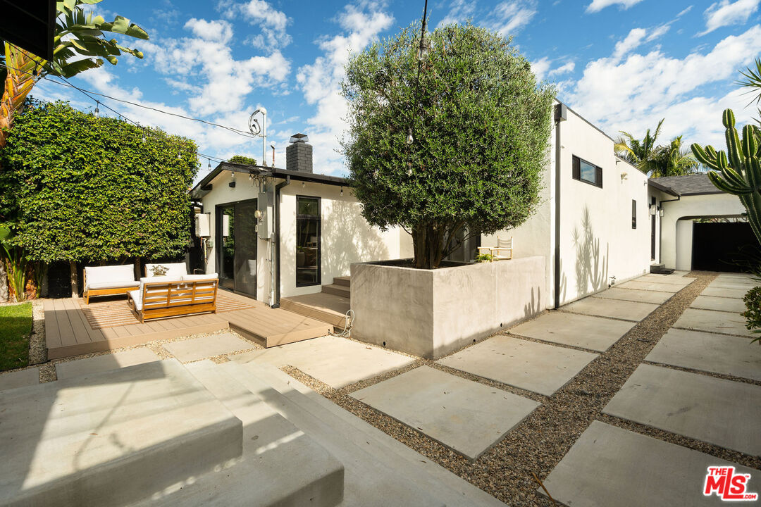 3039 Vineyard Ave