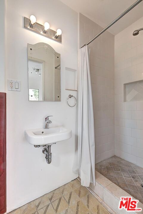 155 N Le Doux Rd