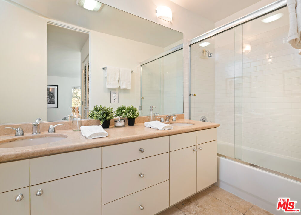 330 S Barrington Ave Unit: 307