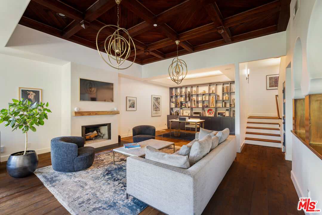 1925 Curson Pl