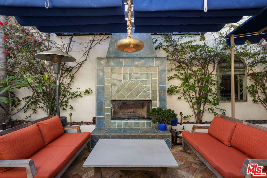 1925 Curson Pl