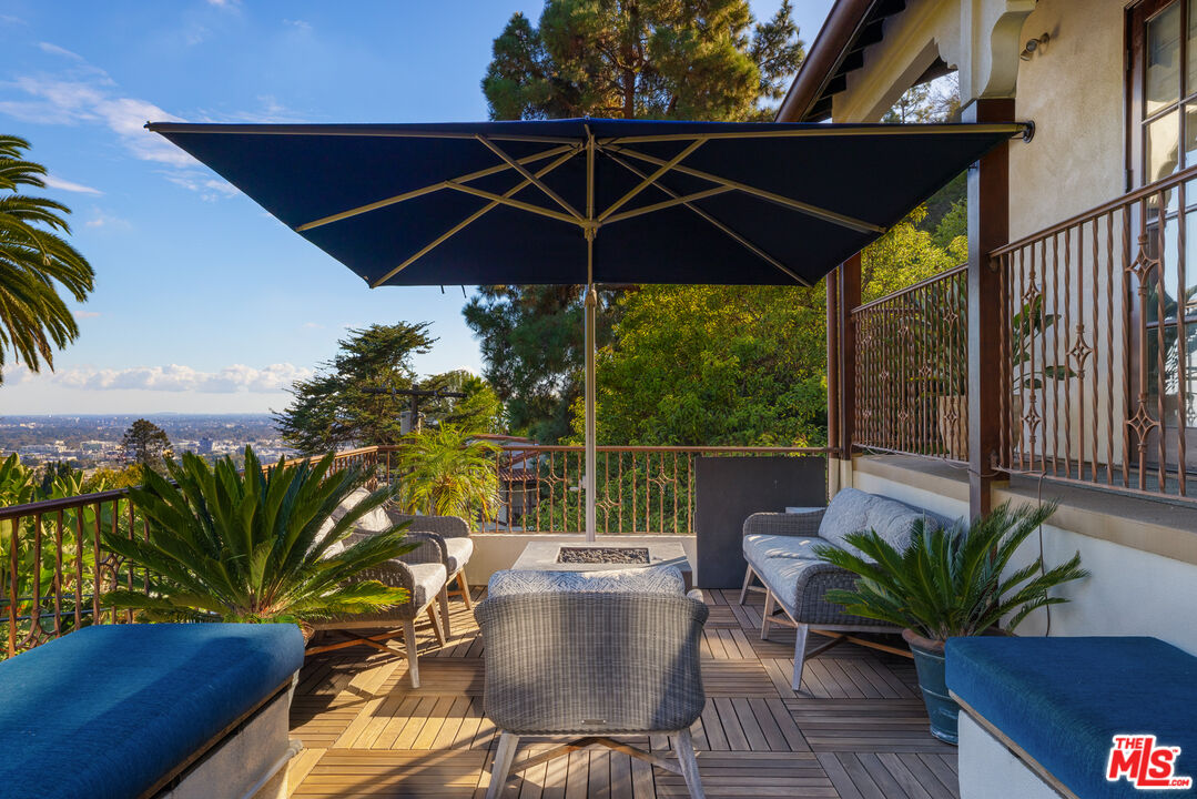 1925 Curson Pl