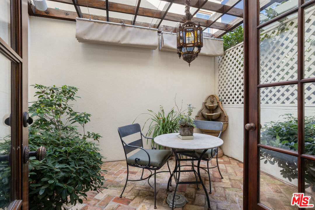 1925 Curson Pl