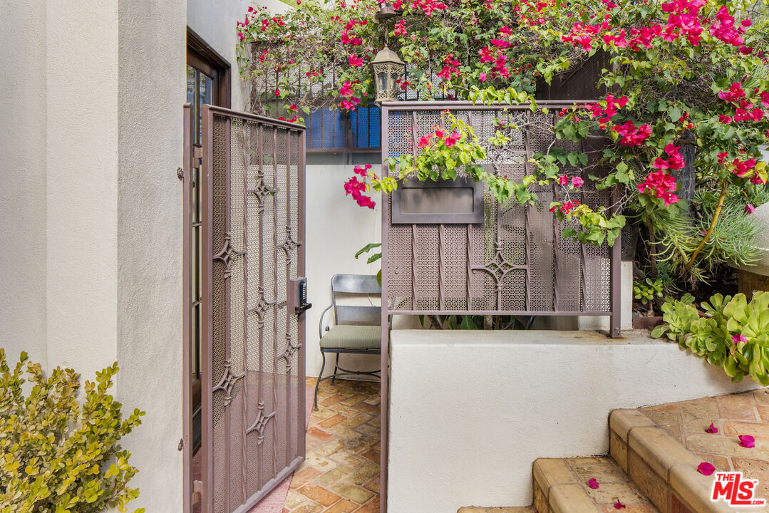 1925 Curson Pl