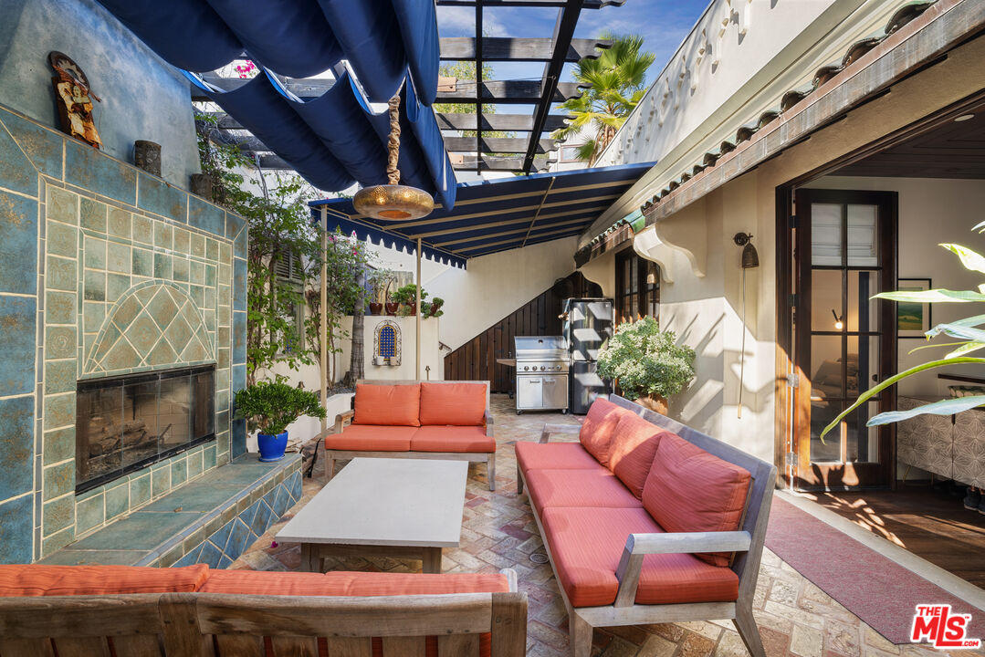 1925 Curson Pl