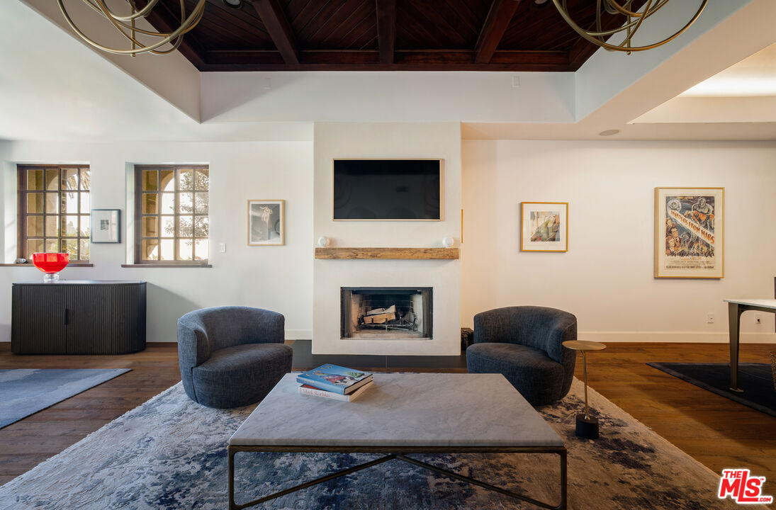 1925 Curson Pl