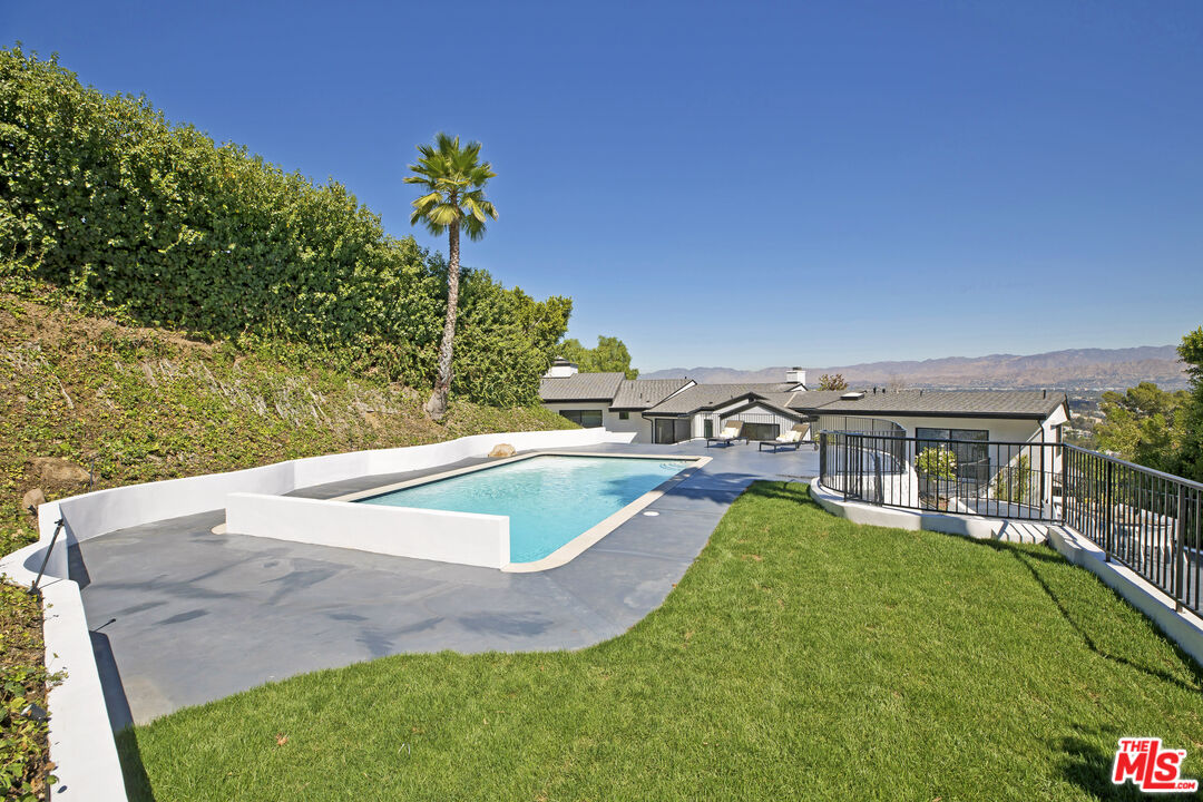 3712 Berry Dr