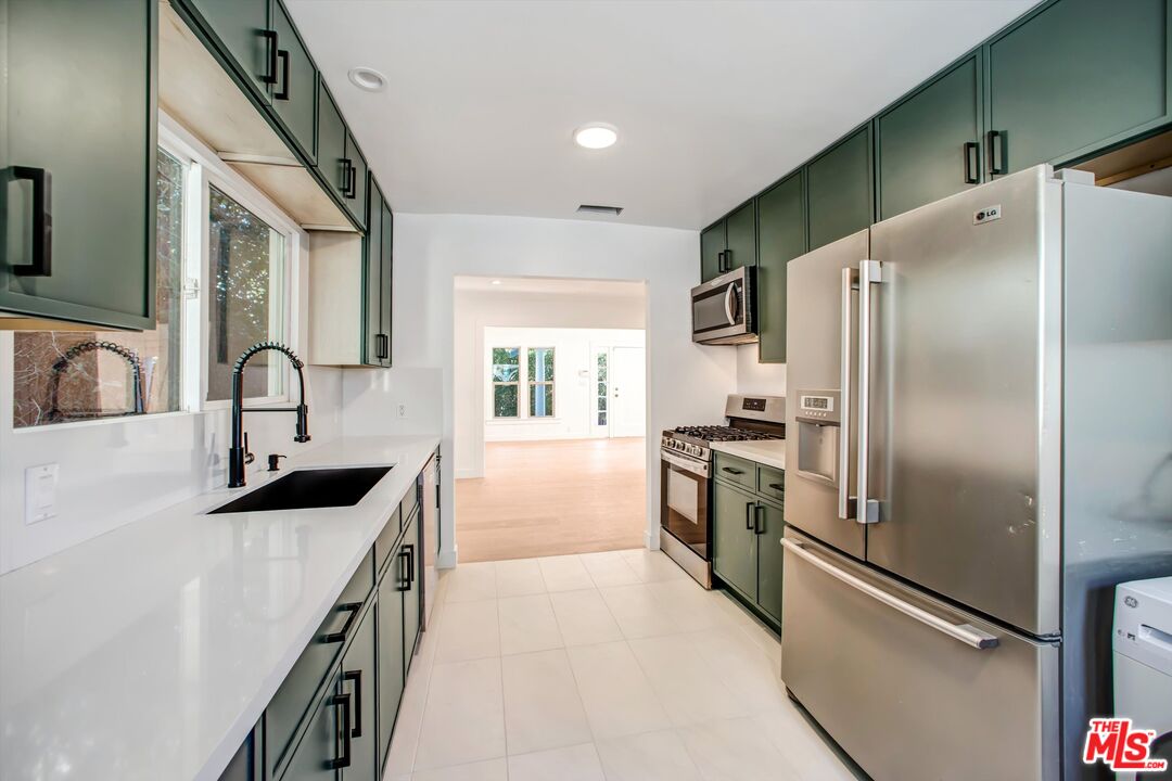951 N Hilldale