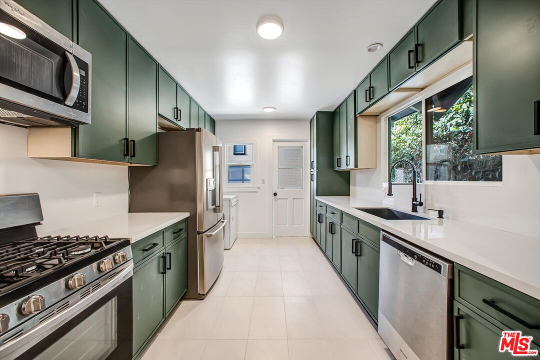 951 N Hilldale