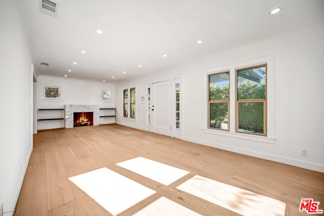951 N Hilldale