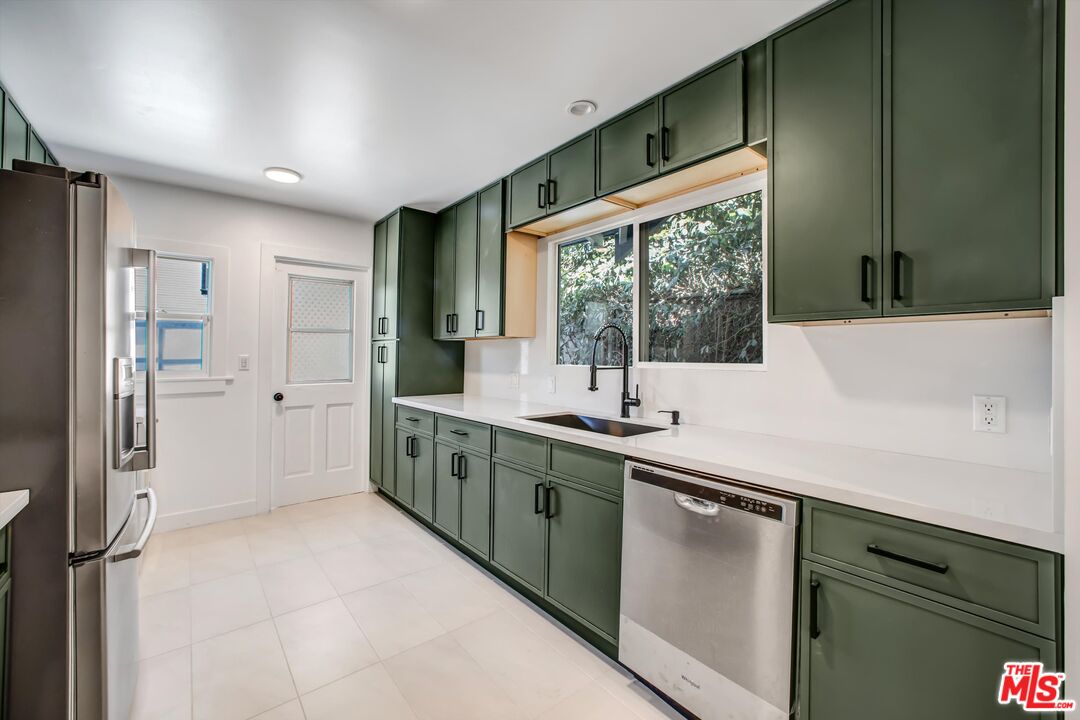 951 N Hilldale