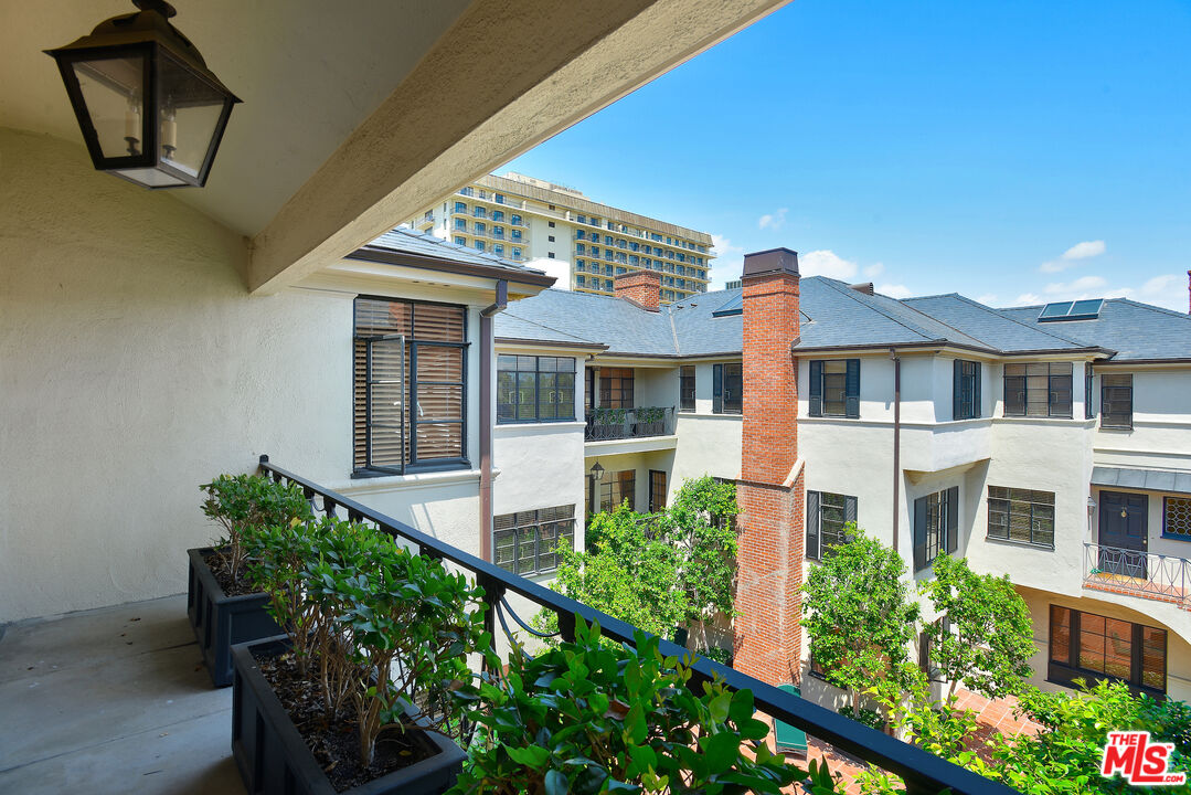 151 S RODEO DR