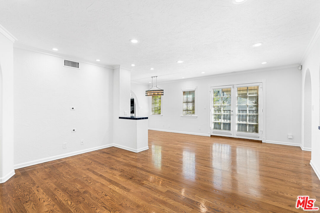 910 N Alfred St Unit: 1