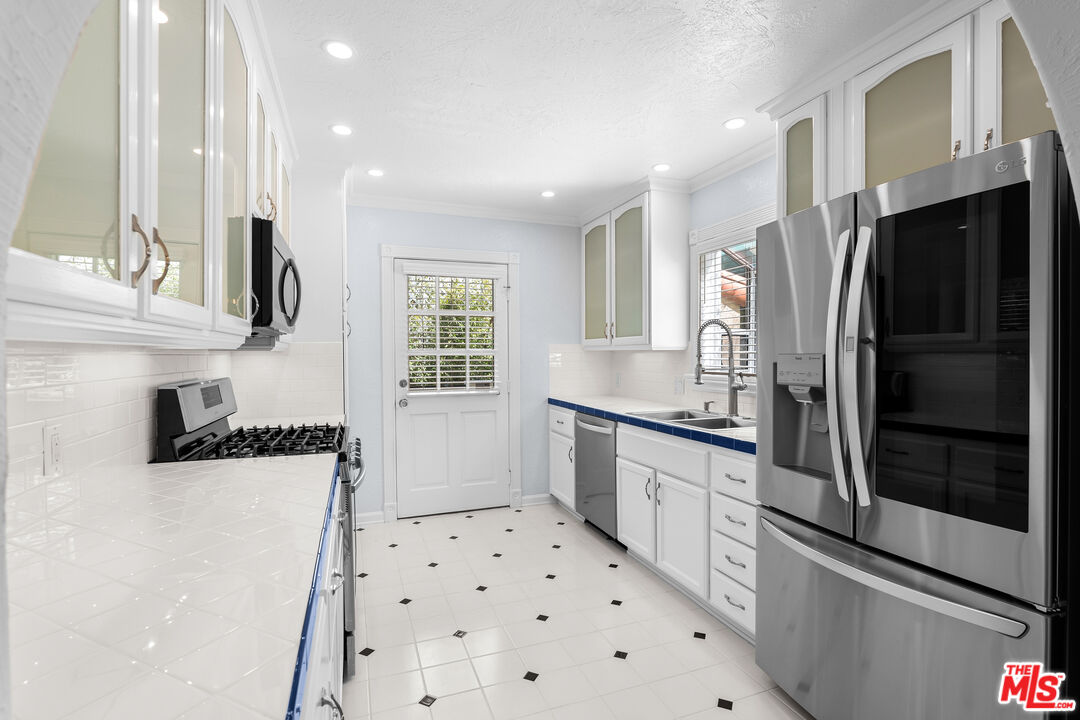 910 N Alfred St Unit: 1